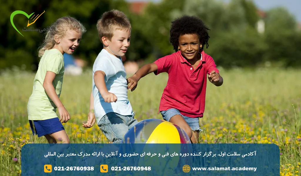 بالن بازی از جمله بازیهای حرکتی شادی آفرین و سرگرم کننده برای بچه هاست